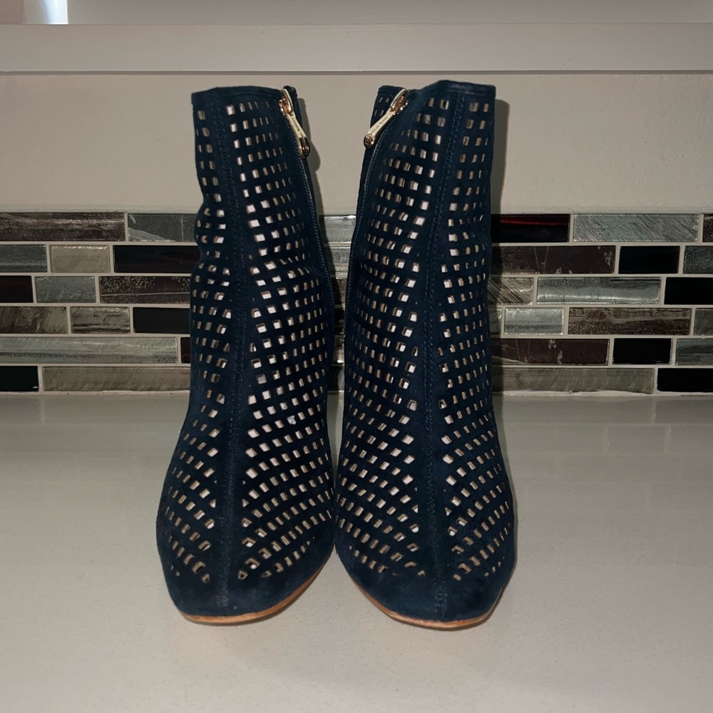 Breathable crosshatch heels